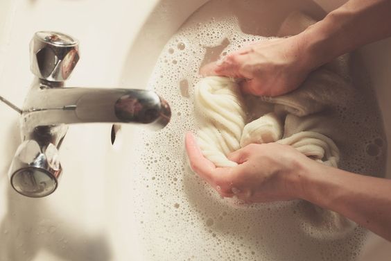 آب گرم یا آب سرد؟ بهترین دما برای شستشوی پارچه ها و لباس ها